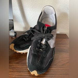New balance 327 black and grey color way